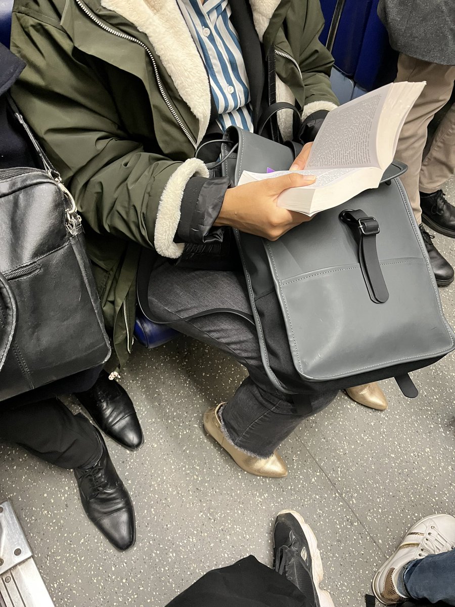 #liredanslemetro : lisez-vous dans les transports en commun ? 📖