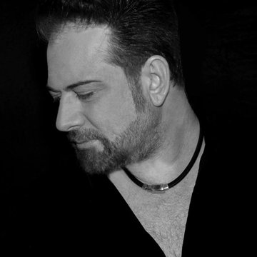 "Sanno essere immense, a volte, certe piccole vite".

#Auguri di #BuonCompleanno allo scrittore <a href="/andrealerario/">ᝯ། ᝳ</a>, nato oggi nel 1968, vincitore 3° PREMIO TWITTER LETTERARIO ITALIANO #PuntoLettura 2018 come miglior esordiente.

<a href="/castaeditore/">Casta Editore</a>.

#9dicembre.