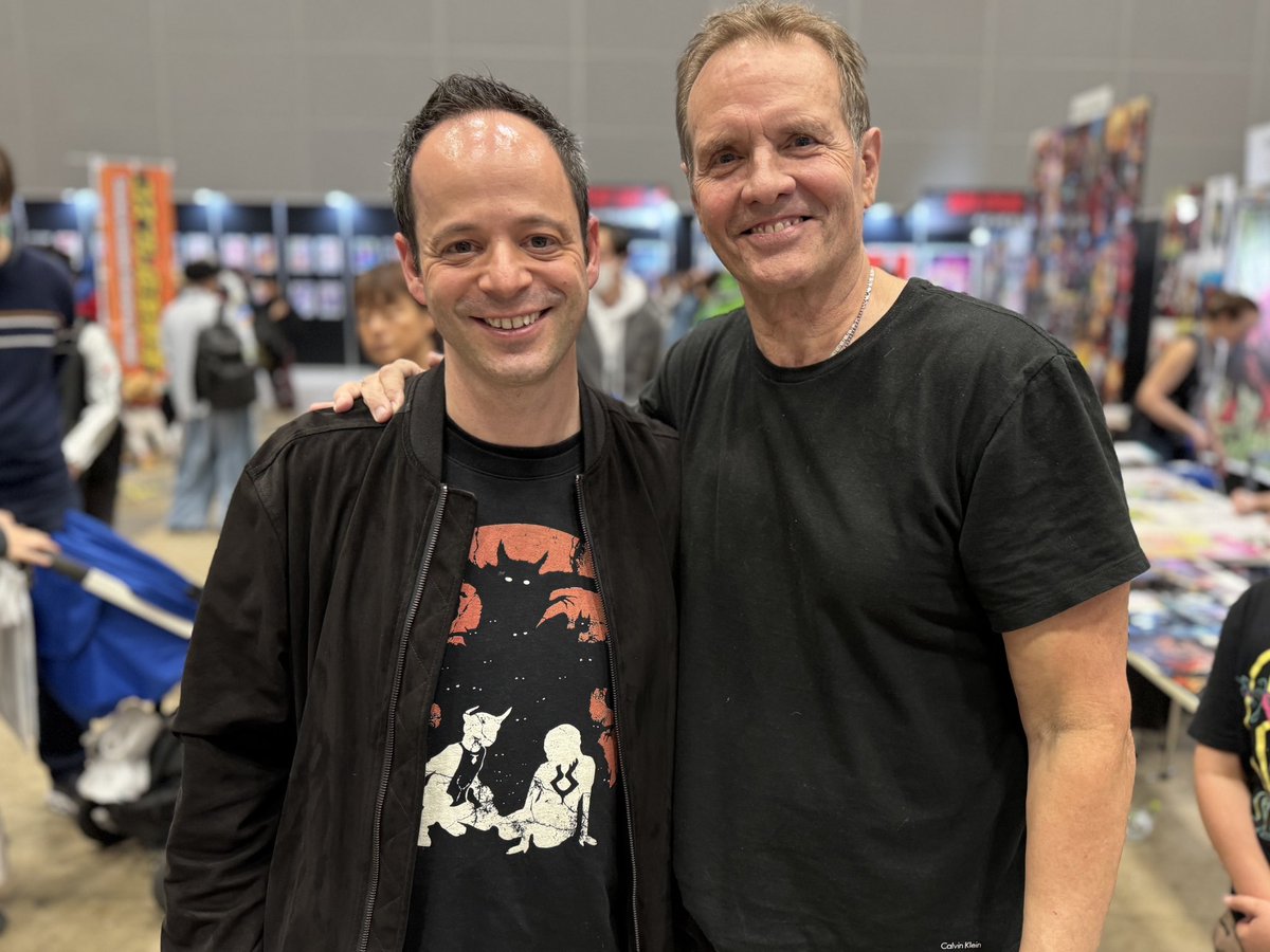 IGNJapan's tweet photo. 『ターミネーター』や『エイリアン2』で知られる俳優マイケル・ビーンが、サプライズで東京コミコンのアーティストアレイにブースを出しています！写真撮影やサインが可能です😊

女優のジェニファー・ビーンも撮影やサインをしています。
週末に東京コミコンへ参加する方、会いに行きましょう！ https://t.co/lP1B9xFGNC