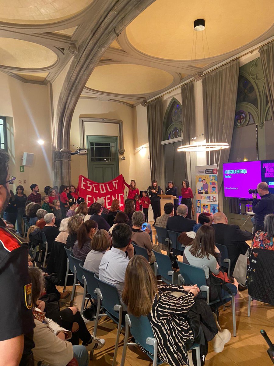 La nostra lluita per una #ubicaciódefinitivaJA no para! Algunes famílies vam fer una nova mostra a la seu del Districte de l'Eixample que seguim determinades i vam tornar a reivindicar que els nostres infants es mereixen una educació de qualitat en una ubicació digna. Seguirem!💪🏻