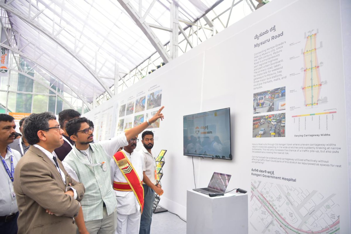 Sudarshn_chakra's tweet image. ಬಿಬಿಎಂಪಿ, ಬ್ಲೂಮ್‌ಬರ್ಗ್ ಫಿಲಾಂತ್ರಪಿಸ್ ಇನಿಶಿಯೇಟಿವ್ ಮತ್ತು ಡಬ್ಲ್ಯುಆರ್‌ಐ ಇಂಡಿಯಾದ ಸಹಭಾಗಿತ್ವದಲ್ಲಿ ಸುರಕ್ಷಿತ ರಸ್ತೆಗಳನ್ನು ನಿರ್ಮಿಸುವ ಉದ್ದೇಶದಿಂದ ಏರ್ಪಡಿಸಿದ್ದ “ನಮ್ಮ ರಸ್ತೆ” ಪ್ರದರ್ಶನ ಮತ್ತು ಕಾರ್ಯಾಗಾರವನ್ನು ಬಿಬಿಎಂಪಿ ಮುಖ್ಯ ಆಯುಕ್ತರಾದ ಶ್ರೀ ತುಷಾರ್ ಗಿರಿ ನಾಥ್ ಅವರು ಉದ್ಘಾಟಿಸಿದರು.
#Nammaraste #BBMPCares