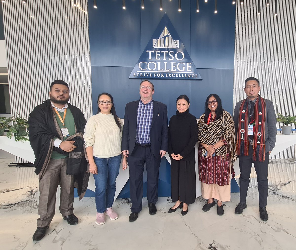 Andrew007Uk's tweet photo. A huge thank you to @HewasaK for hosting @ajitha27 &amp; I @TetsoCollege - a chance to talk about potential 🇬🇧 collaborations in the future, learn of your exciting project to document state heritage &amp; culture, talk @CheveningFCDO &amp; interact with your students.

I depart inspired 🙏🏻 https://t.co/F9pkMJNESz