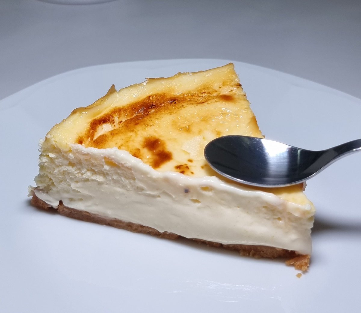 Para los amantes de las tartas de queso, esta tienes que probarla.
Suave pero con mucha personalidad. 

Se nota el sabor a queso de moho blanco de #Madrid que se incrementa al día siguiente. 
Espectacular!

Busca en Instagram <a href="/LaLucasteria/">LaLucasteria</a> !
#Navalcarnero #ComunidadDeMadrid.