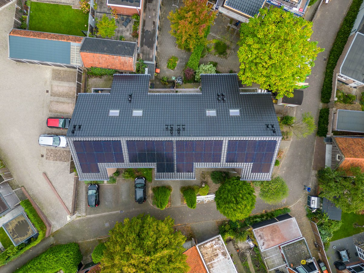 Mooie beelden boven de Molenstraat in Ootmarsum waar duplexwoningen voor Mijande Wonen zijn gerenoveerd. 🔨Wil je meer weten over de werkzaamheden, klik dan hier: warmes.nl/nieuws/ezb-mol…

#Warmesbv #renovatie #EZB