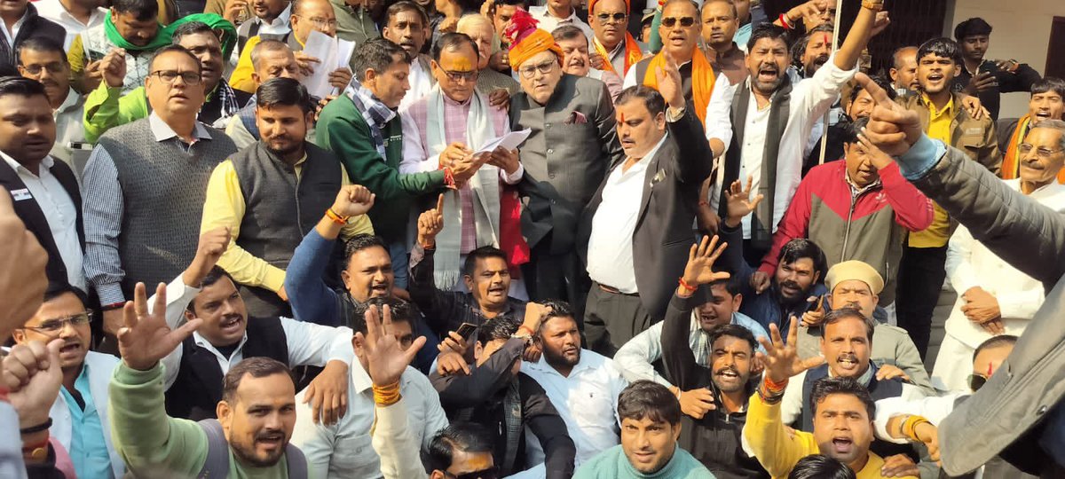 KunwarMathura's tweet image. आज @sukhdevgogamedi की हत्या के विरोध व हत्यारों को जल्द फाँसी या एनकाउंटर की माँग को लेकर @rashtrapatibhvn के नाम ज्ञापन @dmmathura7512 को जनपदभर से बड़ी संख्या में आये हम सभी क्षत्रिएगणों द्वारा सौंपा गया।1/2
#SukhdevSinghGogaMedi #SukhdevSingh #Gogamedi #Mathura