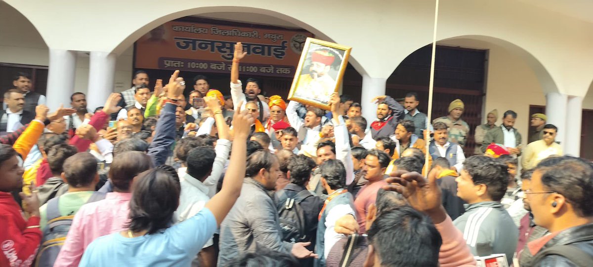 KunwarMathura's tweet image. आज @sukhdevgogamedi की हत्या के विरोध व हत्यारों को जल्द फाँसी या एनकाउंटर की माँग को लेकर @rashtrapatibhvn के नाम ज्ञापन @dmmathura7512 को जनपदभर से बड़ी संख्या में आये हम सभी क्षत्रिएगणों द्वारा सौंपा गया।1/2
#SukhdevSinghGogaMedi #SukhdevSingh #Gogamedi #Mathura