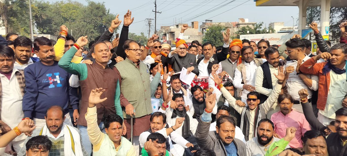 KunwarMathura's tweet image. आज @sukhdevgogamedi की हत्या के विरोध व हत्यारों को जल्द फाँसी या एनकाउंटर की माँग को लेकर @rashtrapatibhvn के नाम ज्ञापन @dmmathura7512 को जनपदभर से बड़ी संख्या में आये हम सभी क्षत्रिएगणों द्वारा सौंपा गया।1/2
#SukhdevSinghGogaMedi #SukhdevSingh #Gogamedi #Mathura