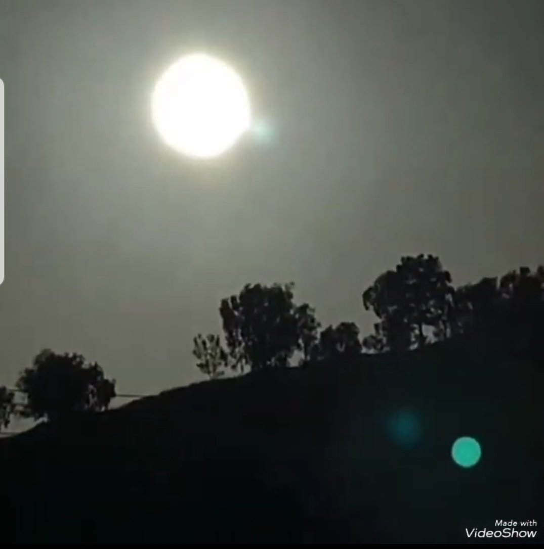 DemiPotvin's tweet image. Screenshot from a video filmed in Turkey. Two lens flares for two objects. #POLESHIFT #TWOSUNS #THREESUNS #NIBIRU *Link to video in comments section below*