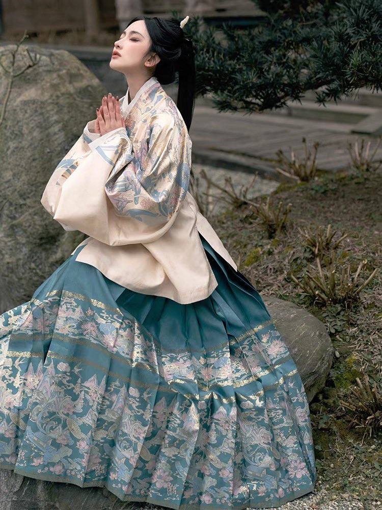 All I see is dim and dusky,
With the cries of the crow.
As you are standing right beside me,
When the bleak wind howls.
All is forlorn, all is dismal,
I shall be dressed in fine finery,
(Under the sky covered by dark clouds,)
I shall have you.✨

Hanfu #designs from Chinese Hanfu