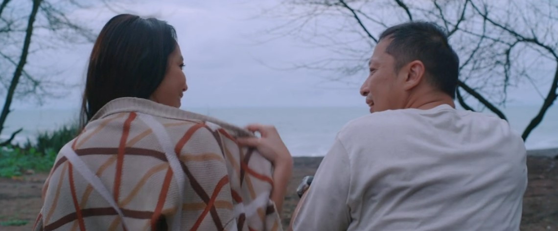 TarizSolis's tweet photo. Ternyata 'Pulang' sudah tayang di Netflix. Film Indonesia bagus yg mestinya lebih banyak ditonton & dibicarakan. Ini tentang seorang ayah yg mengajak putrinya bicara kenangan indah, relasi rumit manusia dewasa hingga masa depan dalam perjalanan menuju Jogja. 

Obrolan mereka yg begitu mengalir menjadikan film ini sebagai tontonan drama keluarga yg hangatkan hati & membuatku ingin berikan pelukan erat ke orang tua selepas menontonnya.