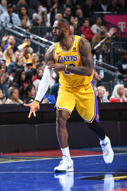 LeBron James tonight
30 points
5 rebounds
8 assists
0 turnovers
9-12 from the field
4-4 from 3
8-8 from the free throw line
+36 while on the court
in 23 minutes

This is why LeBron James is the GREATEST EVER