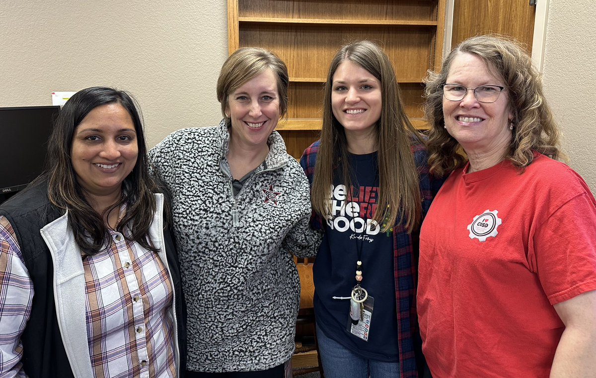Holiday cheer and good company….. the Lee gals ?  The Lee ladies ?  
@coppellisd <a href="/rikki_mun/">Rikki Mundhada</a> <a href="/MsScott365/">Reagan Scott</a> asearight
#combinedspedmtg