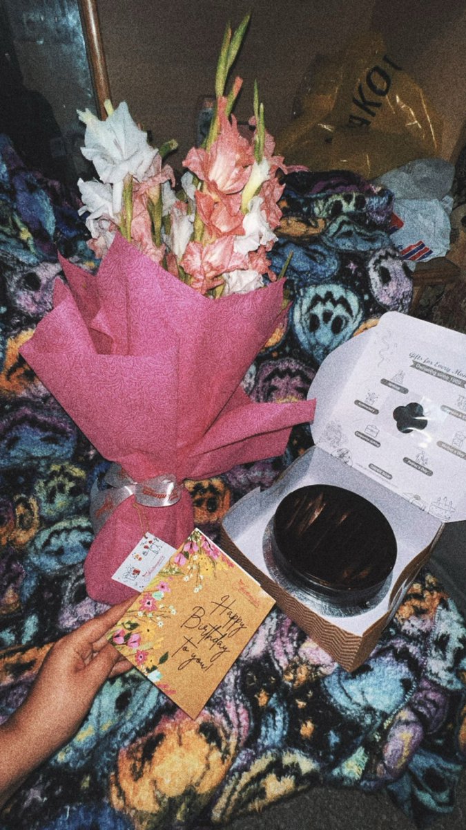 Rubabe__'s tweet image. waking up to a beautiful birthday surprise right at 7 am!!
@_shnieder  is the friend we all need in our dull lives 🫠♥️