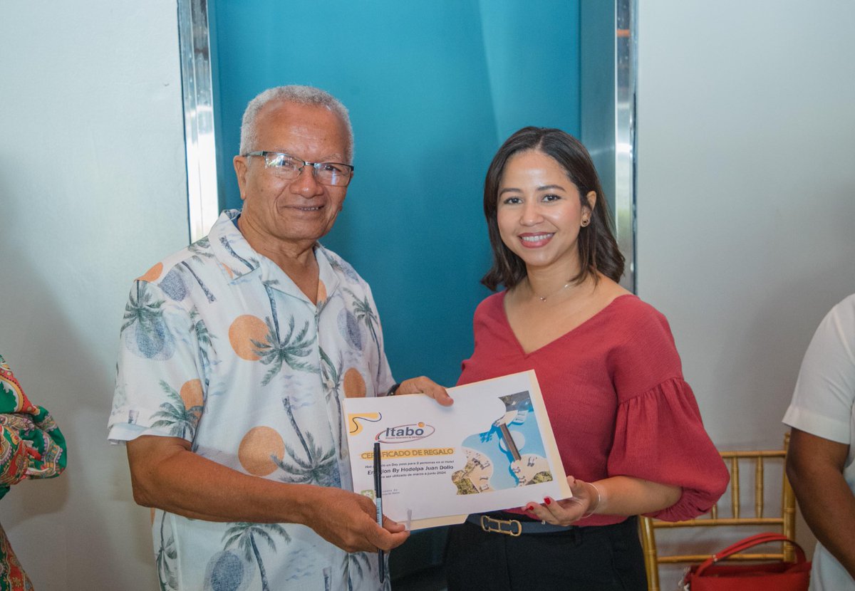 Encuentro con medios de comunicación y líderes comunitarios de Haina. Presentamos Memorias de Acciones realizadas con patrocinio de ITABO. Angela Merán dictó charla sobre Llave Abrir y Cerrar Puertas <a href="/generadoraitabo/">Empresa Generadora de Electricidad Itabo</a> #aiehainayelsur @bredygg <a href="/napoleon_r/">Napoleón Rodríguez</a> #padesha <a href="/dirciapaulino/">Dircia Paulino</a>