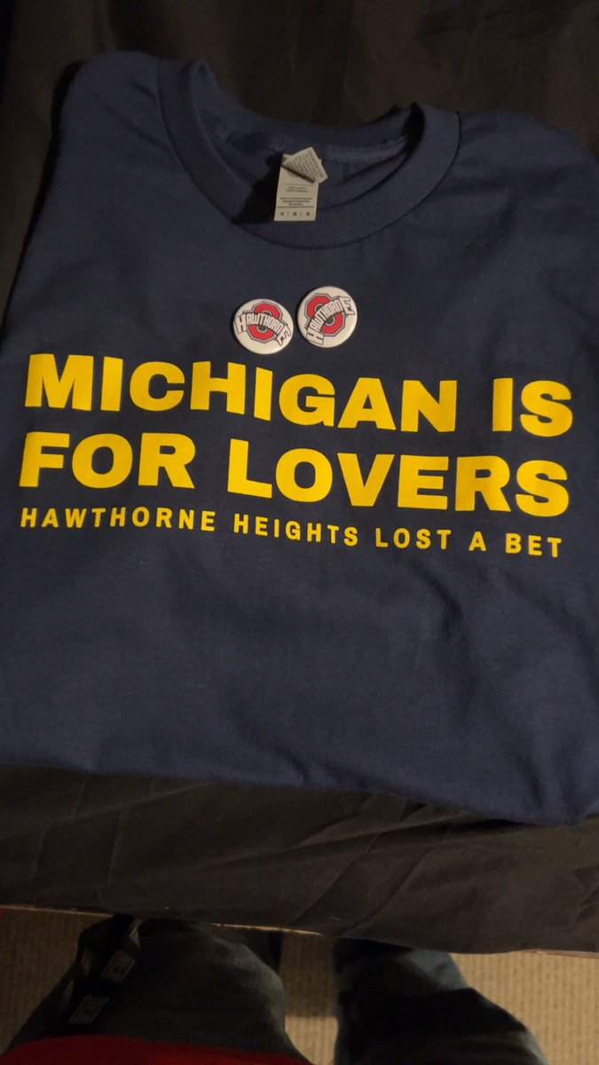 BigBossRC3's tweet photo. Love the Shirt but Really @JTHawthorne ? 🤣🤣🤣 Them buttons are WACK🤣 Lucky I’ll still rep You Guys, But NOT that school🤣 https://t.co/zsOCKj5vlz