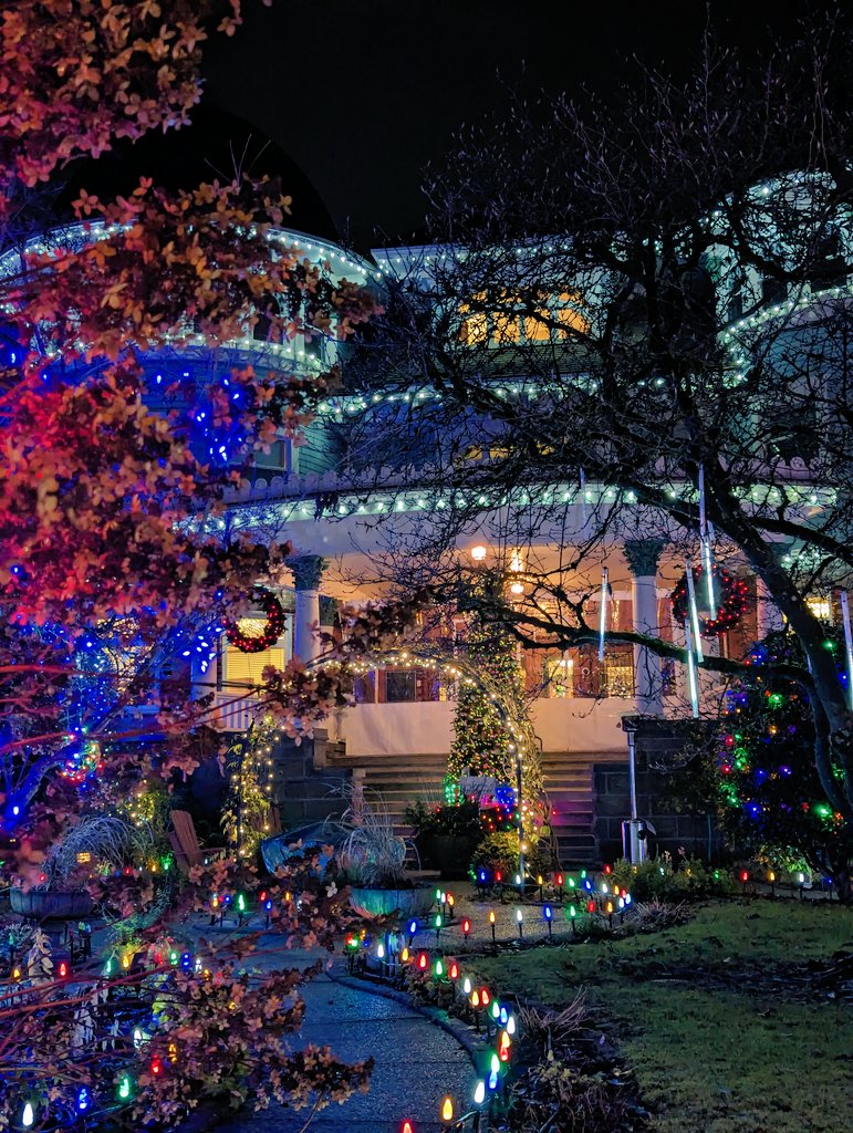 Every year I make an effort to see the display @CanuckPlace These kids absolutely deserve this magic. 
Go for a walk. Take a drive. Go to 1690 Matthews Ave, scan the QR code displayed & donate. Take in the magic. It's simply stunning.
#canuckplace #xmas #xmaslights #Canucks #kids