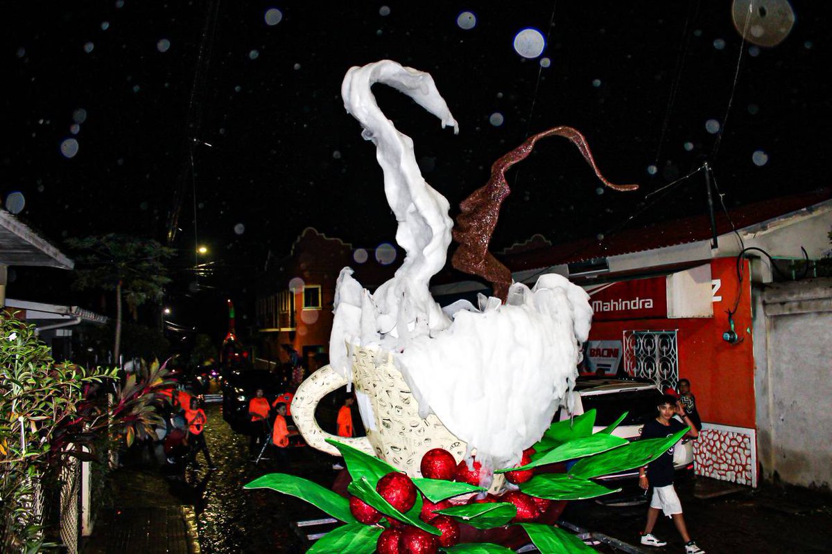 Canal8_hn's tweet image. 🎊 Asimismo, al festival que lleva por temática el mundo fantástico de Tecolandia asistieron cuadros de danza folclórica y grupos artísticos del departamento.

📸 𝐂𝐫𝐞́𝐝𝐢𝐭𝐨𝐬 𝐚 𝐧𝐮𝐞𝐬𝐭𝐫𝐨 𝐩𝐞𝐫𝐢𝐨𝐝𝐢𝐬𝐭𝐚: Jaffet Alvarado.

#Canal8 #C8Noticias #Secapph #Turismo…