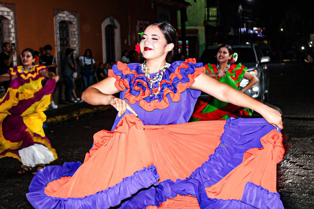 Canal8_hn's tweet image. 🇭🇳 Por último, la temática engloba elementos como las catrinas, los alebrijes, la poesía y la belleza de nuestro país.

📸 𝐂𝐫𝐞́𝐝𝐢𝐭𝐨𝐬 𝐚 𝐧𝐮𝐞𝐬𝐭𝐫𝐨 𝐩𝐞𝐫𝐢𝐨𝐝𝐢𝐬𝐭𝐚: Jaffet Alvarado.

#Canal8 #C8Noticias #Secapph #Turismo #ChimeneasGigantes #SantaBarbara #Trinidad…