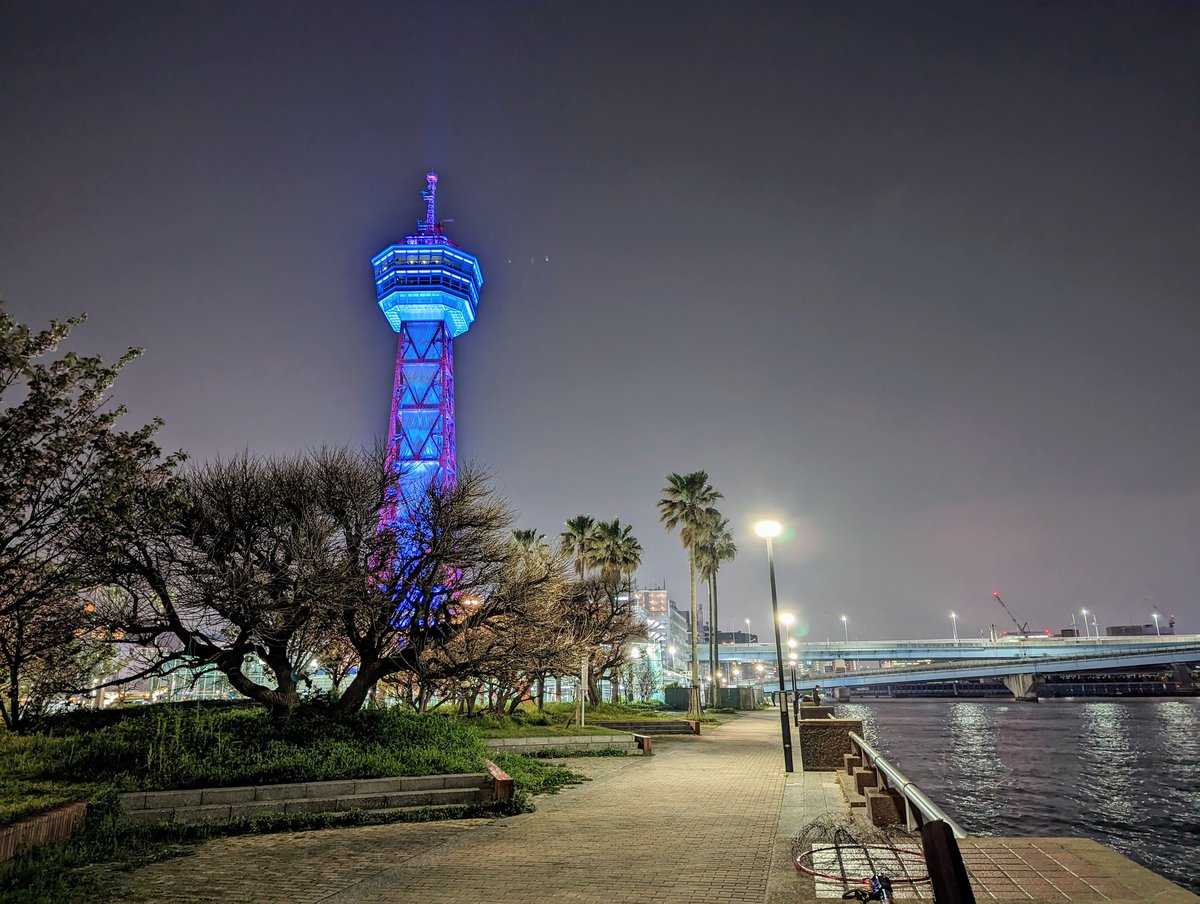 oni03's tweet image. 福岡市のチニングポイントの多くが人通りの多い場所になります。テイクバックのロッドの位置と通行人が通る位置が重なります。一度でも通行人に怪我をさせたら即座に釣り禁止となるでしょう。釣りをする前に周囲への安全対策を万全にする必要があります。