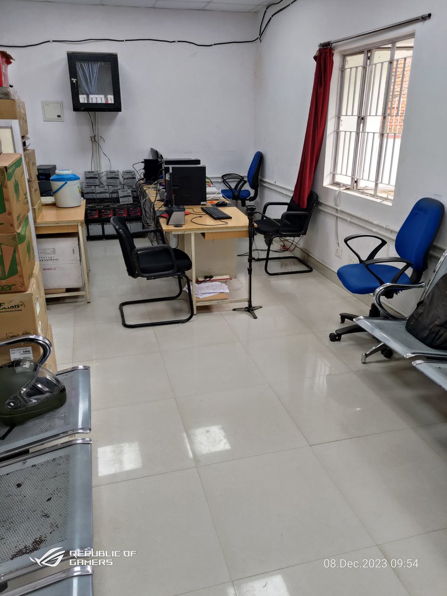 mishradevd's tweet photo. @myogioffice @myogiadityanath @passportsevamea aadarni Yogi ji kewal badhi badhi bate karne se achha kuchh ground level par Kam Kiya Jaye to achha hai.
Mai bhadohi passport seva Kendra par hu 10.05 am huaa hai par yaha employee gayab hai jab ki mera appointment 9.15 am ka tha. https://t.co/eZFZbGXKpK