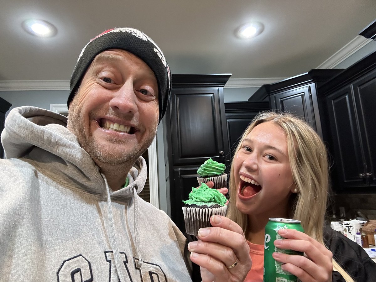 BTTYPrincipal's tweet image. I love my job. Being a High School principal means you never know who is going to show up at your house but this makes me Better Today Than Yesterday #BTTY   

#BTTY
#cupcakechallenge 

@NASSP 
@wearegobegreat