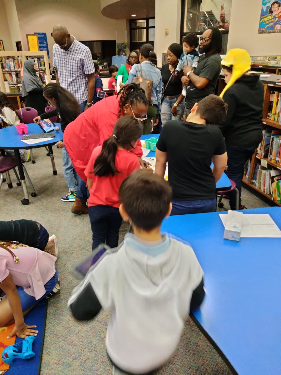 Shout out to @MallizeWilkes for a super fun and packed Coding Club showcase this evening! @HolmquistES #happytobeahummingbird #hummingbirdsfly