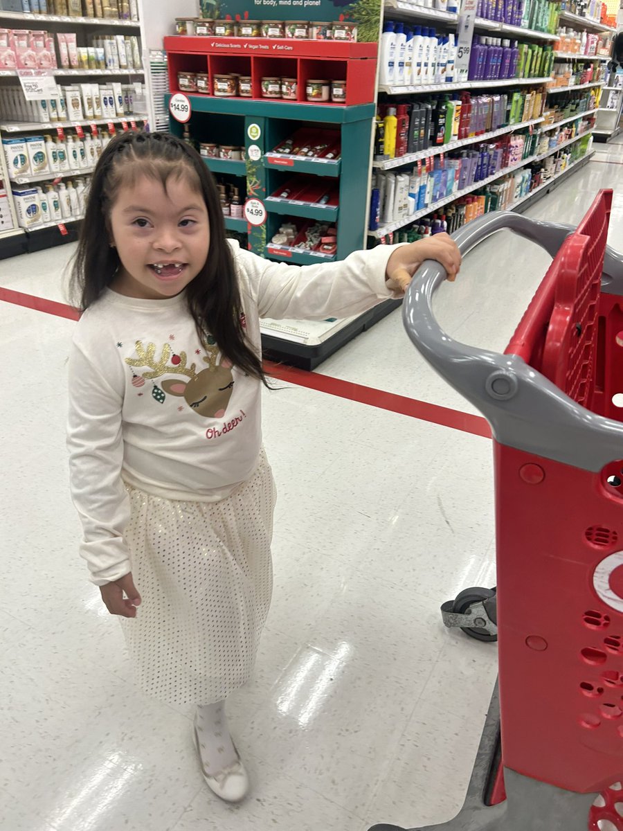 BrandiLugo4's tweet photo. The sweetest most wholesome day!! 
My sweet mini bestie, I am so lucky to have experienced this event with you! Your sweet smile brought me tears of joy! ❤️🥹✨💚🎅🏻🎄 https://t.co/KHUw0dyY8F