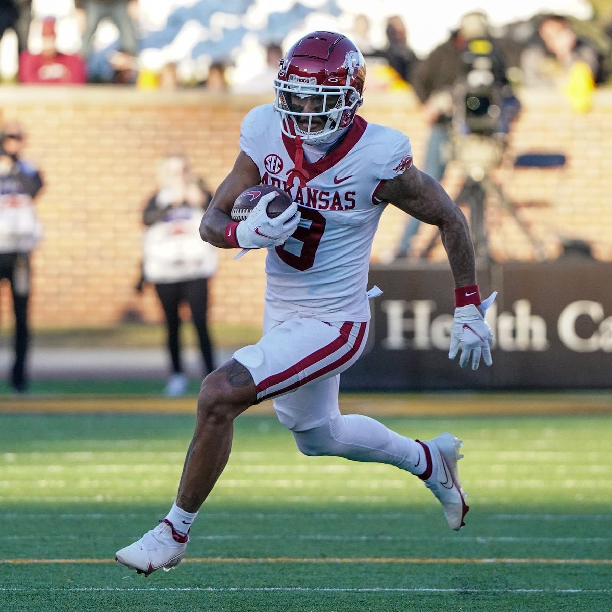 AGTG! i'm truly blessed to receive an offer from the University of Arkansas! #GoHogs 🐗 #wps🐗 

<a href="/RazorbackFB/">Arkansas Razorback Football</a> <a href="/Coach_MWoodson/">Marcus Woodson</a> @hitlistsports1 <a href="/CoachTroop3/">elite_Threatz</a> <a href="/BonneFTBL/">Narbonne Football</a> <a href="/GregBiggins/">Greg Biggins</a> <a href="/ChadSimmons_/">ChadSimmons</a> <a href="/adamgorney/">Adam Gorney</a>