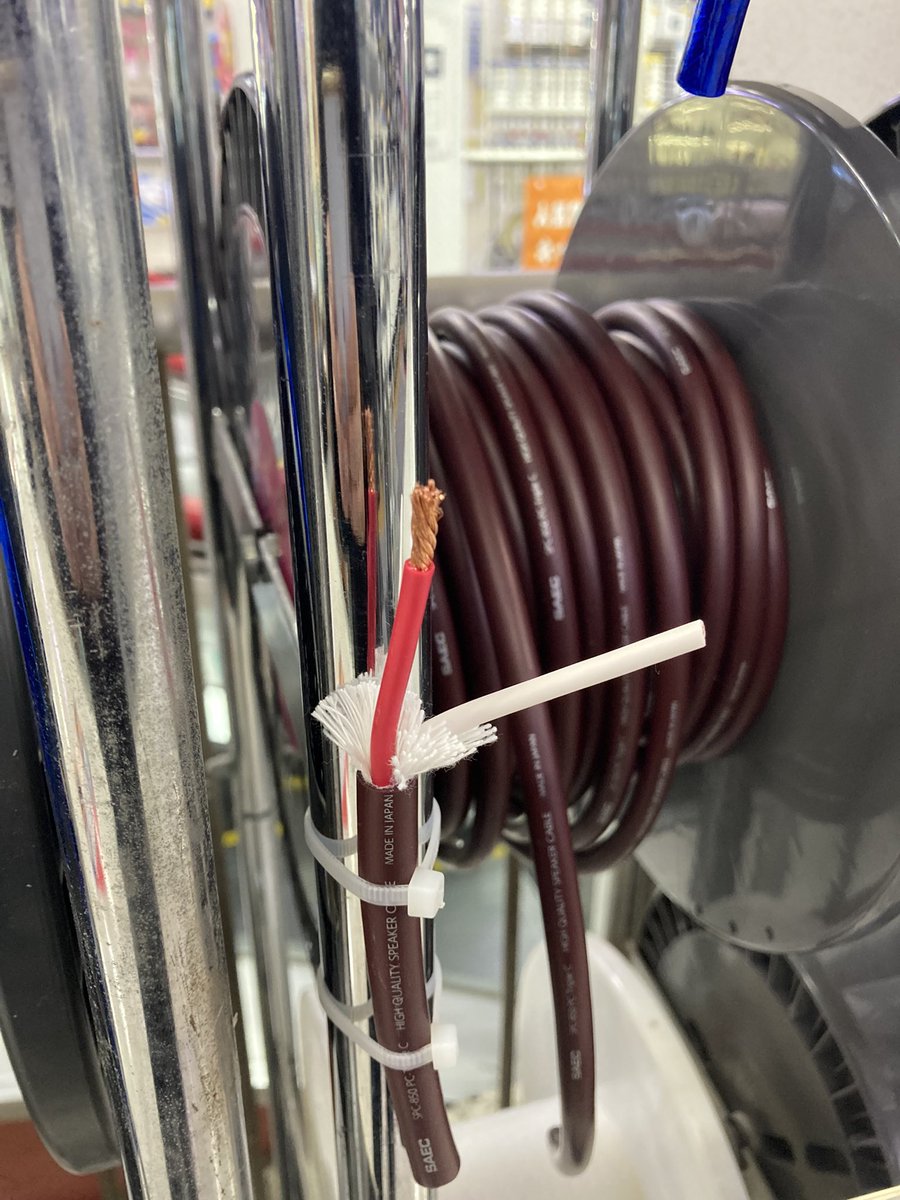 nomuramusen's tweet image. 入荷❗️

人気のケーブルメーカー SAEC🇯🇵さんの切り売り #スピーカーケーブル「SPC-850」が入荷‼️

導体には優れた導通性能を持つPC-Triple Cを採用した #SAEC の切り売りケーブルのフラグシップモデルです😆

S/Nが良くクリアでワイドレンジな特性を実現しています👍

#ノムラ無線 #サエク #大須