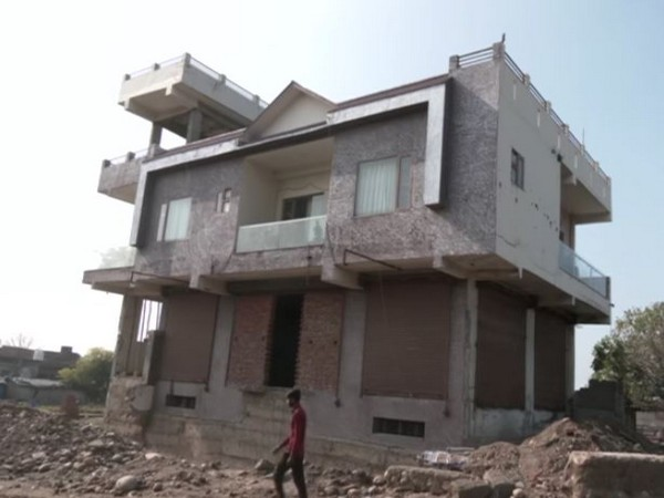 ani_digital's tweet photo. Against all odds: Man defies road widening project to save home filled with memories

Read @ANI Story |  https://t.co/5jw3fSGWKY
#JammuAndKashmir #Houserelocation #Wifememories #Jammu https://t.co/5YvoxOr9L7