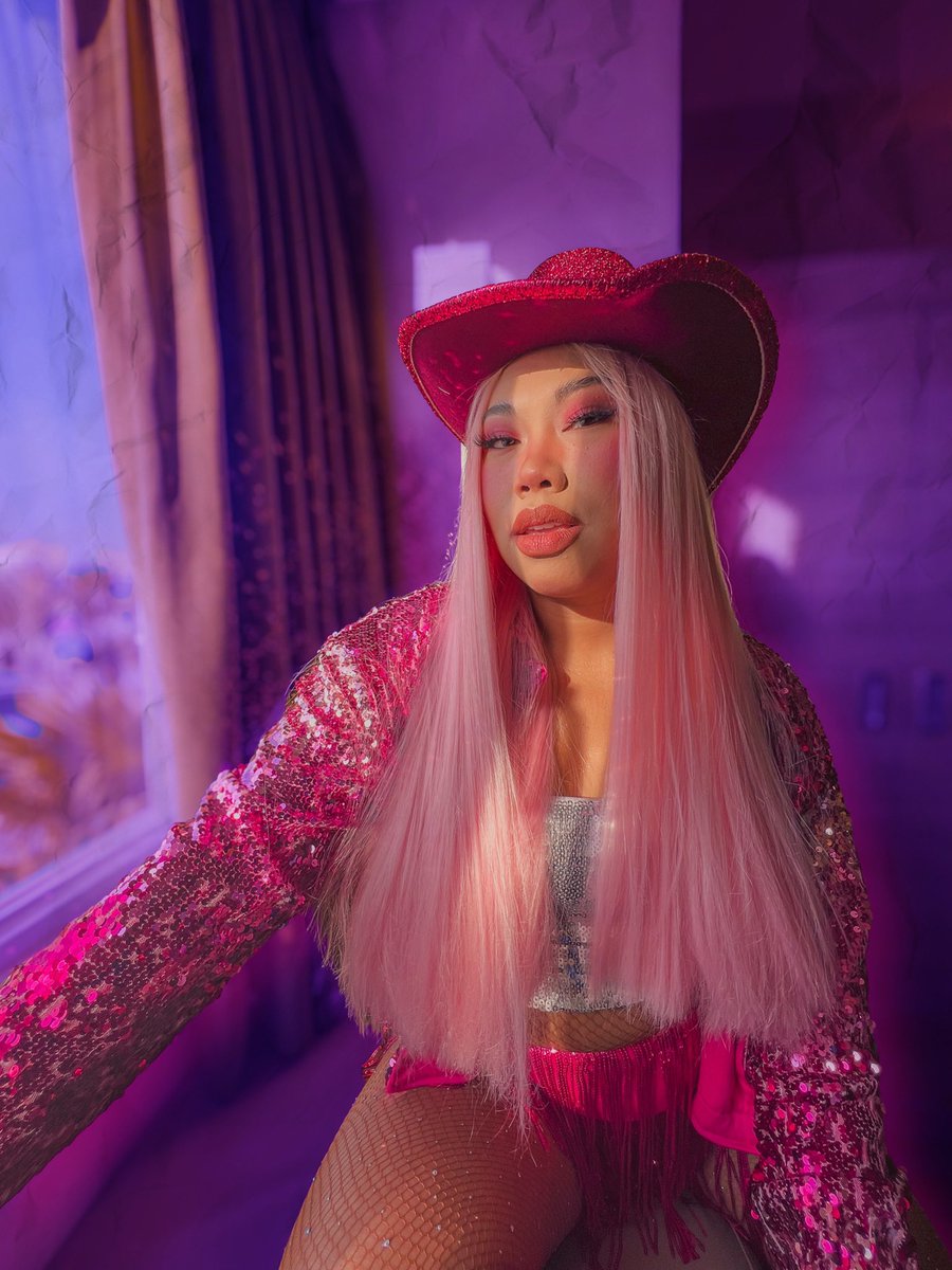 nickimorenayeah's tweet photo. Loving the Cowgirl from the #PinkPrint2 album #Gagcity 💖 https://t.co/oI82xiz5Nm