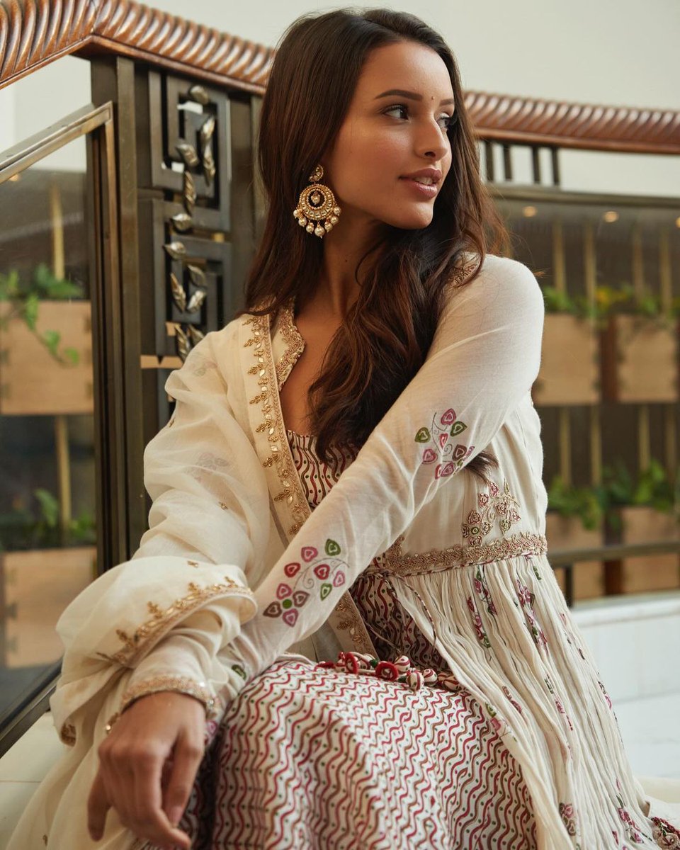 Tripti_Dimri1's tweet photo. #NEW https://t.co/TUsRXD52J8