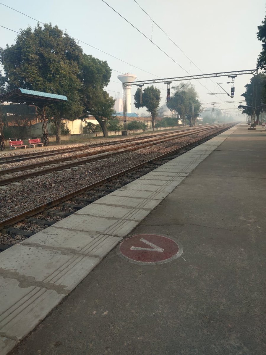 Under the #SpecialCampaign3.O intensive cleaning drive was carried out at Manzurgarhi Railway Station. #SCDPM3.0 #SwachhataHiSeva