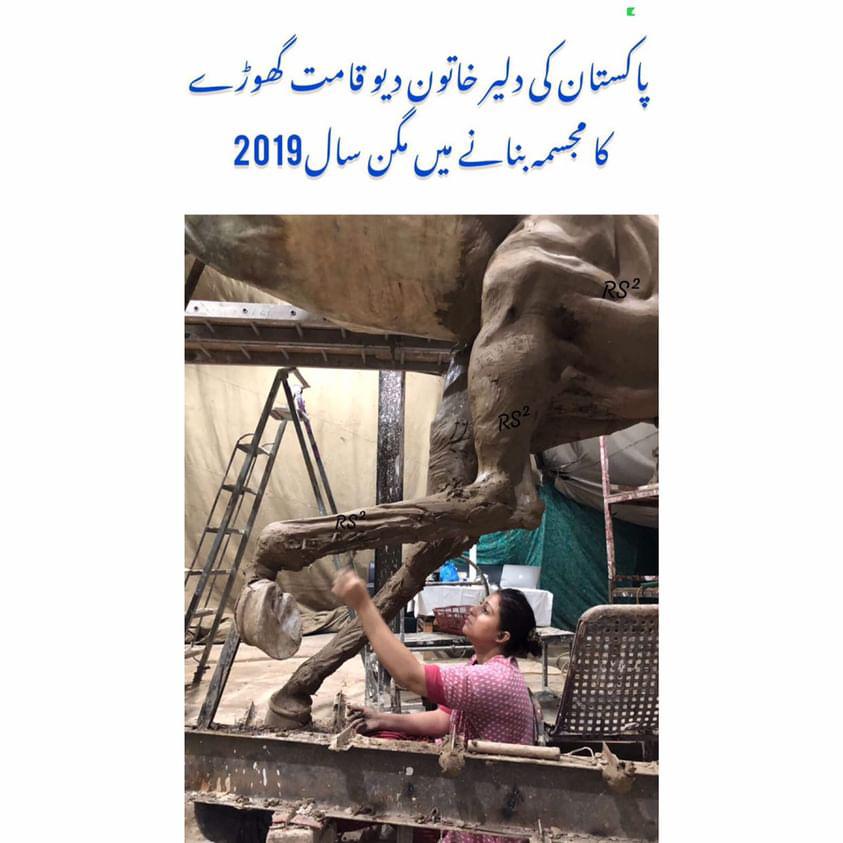 A brave woman of Pakistan engrossed in making a statue of a giant horse Year 2019 پاکستان کے دلیر خاتون دیو قامت گھوڑے کا مجسمہ بنانے میں مگن سال2019 #artist #photography #brave #riffatshaheenStudio #angelphoto #angelinfrance #designer #riffatshaheen #storytelling #businesswoman
