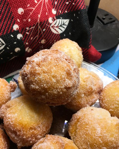 AuthorRebeccaL's tweet photo. Made Quarkbaellchen (German Donut Balls) for the first time today and they turned out great 🤩 …and taste so freaking yummy.   I have several available from today's baking session. Locals can order them from my website: https://t.co/fcvlxtsb9O #quarkbällchen #firsttimebaking https://t.co/SHTfevlXRd