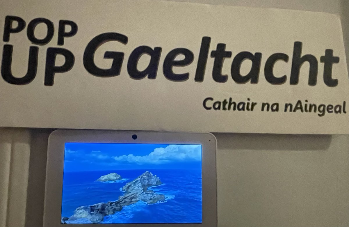 Tuigim's tweet photo. GRMMA, Marcella agus Conor. Deireann na soilse os bhur gcinn liom gur aingil sibh. Is breá liom na geansaithe! Ag súil leis an Irish fair i 2024. #trasnanadtonnta #AnNollaig https://t.co/w1g8PfmNn7