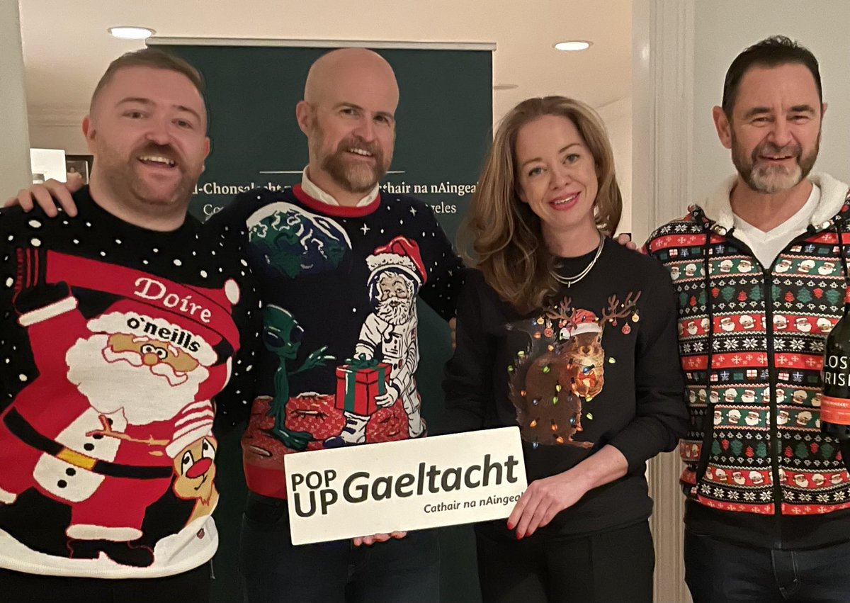Tuigim's tweet photo. GRMMA, Marcella agus Conor. Deireann na soilse os bhur gcinn liom gur aingil sibh. Is breá liom na geansaithe! Ag súil leis an Irish fair i 2024. #trasnanadtonnta #AnNollaig https://t.co/w1g8PfmNn7