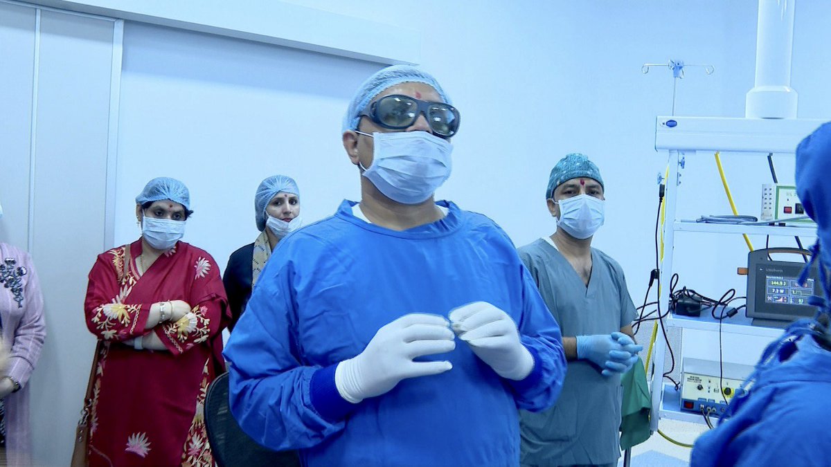 Ach_Balkrishna's tweet photo. #शल्य_क्रिया (#Surgery) कोई #Pathy नहीं अपितु एक #Skill है इसे किसी भी pathy के साथ जोड़कर आगे बढ़ाया जा सकता है, वर्तमान में पतंजलि योगपीठ के शल्य चिकित्सा व अनुसंधान केन्द्र में “आयुर्वेद” को “शल्य” (surgery) के साथ जोड़कर,  क्षारसूत्र की अति प्राचीन विधि को अत्याधुनिक Laser के साथ में Integrate करके चिकित्सा का नया आयाम हुआ प्रारंभ! जहाँ हमारे अत्याधुनिक Operation Theatre में है आधुनिकता और प्राचीनता का संगम। आयुर्वेद को विश्वव्यापी बनाने के लिए अत्याधुनिक संसाधनों को साथ जोड़कर कार्य करने वाले प्रथम संस्थान ‘’पतंजलि’’ होने पर हमें गर्व है