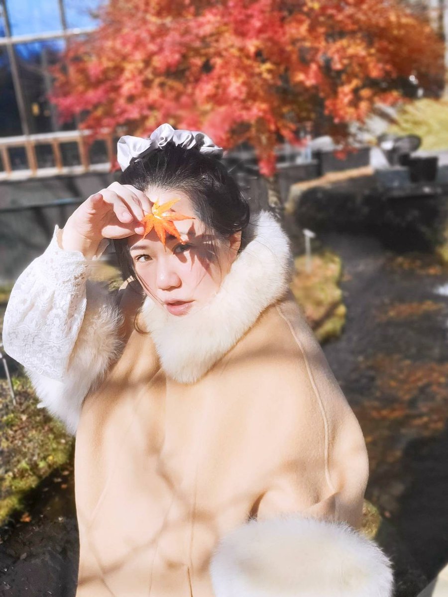 tuanuu's tweet photo. 本次奇蹟美照。葉影在臉上的角度剛剛好。不過都說奇蹟，意思是只有一張。 https://t.co/GNplwfTgON
