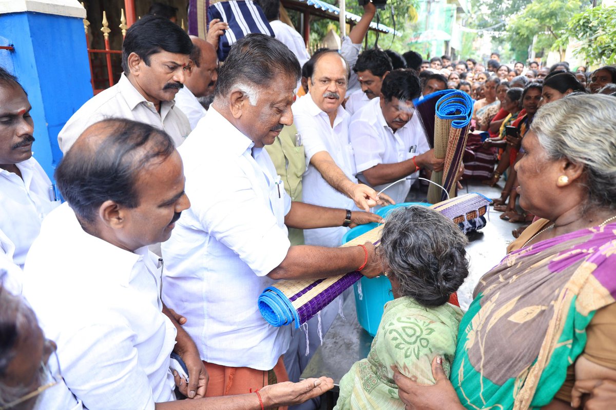 OPS_DMK's tweet photo. திருவள்ளூர் மாவட்டம் இராமநாதபுரத்தில்  மிக்ஜாம் புயலினால் பாதிக்கப்பட்ட மக்களை சந்தித்து தமிழ்நாடு முன்னாள் முதலமைச்சரும், சட்டமன்ற எதிர்க்கட்சித் துணைத் தலைவருமான ஓ. பன்னீர்செல்வம் அவர்கள் ஆறுதல் தெரிவித்து (1/2) https://t.co/sUjhnnk94C