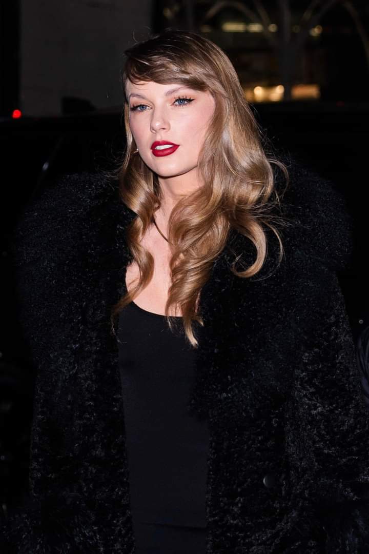 itstaytaylors's tweet photo. name a taylor swift song without "a, e, and o" i bet you can't 😌😌😌 https://t.co/e9MpuBVQMg