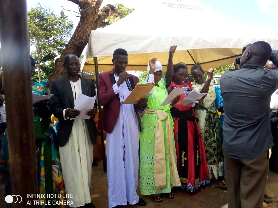 Akulira eggombolola lya Mumyuka Wakiso (Mw. Archilles Mukiibi) yakiikiridde Sebwana mu kutuuza abaami b'omuluka Ssaabagabo B Kyampisi ogusangibwa mu ggombolola lya Mut. 111 Namayumba #BusirokuntikkoBugandakuntikko @BugandaOfficial @JosephKawuki_