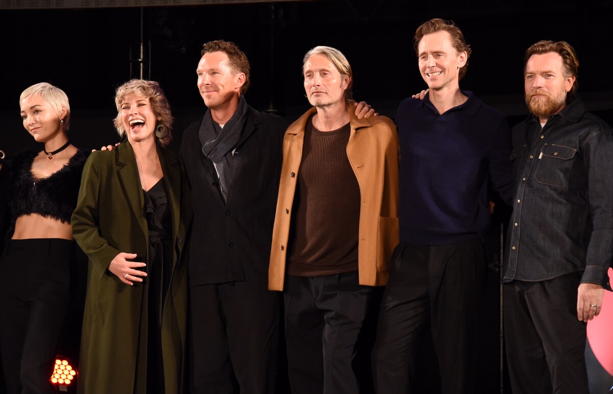 eiga_natalie's tweet photo. 東京コミコン2023が開幕！カンバーバッチは指ハート、トムヒは投げキッス（写真44枚）
https://t.co/9v6cxU5T9g

#東京コミコン2023 #マッツ・ミケルセン #ベネディクト・カンバーバッチ #トム・ヒドルストン #ユアン・マクレガー #エヴァンジェリン・リリー #ポム・クレメンティエフ https://t.co/T7rfw7JBny