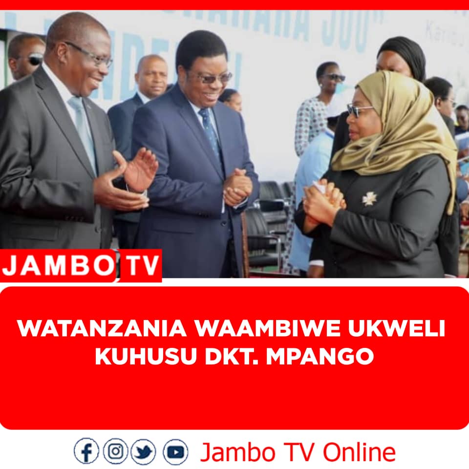 Jambotv_'s tweet photo. Na, John Marwa

Hivi karibuni kumeibuka mjadala mkubwa hapa Nchini lakini sasa mjadala huo unaendelea kuota mizizi kila uchwao kwani sasa umefika kwenye 'vijiwe', Vyombo vya Habari vya ndani na hata Nje ya Nchi ikiwemo shirika la Utangazaji la Kimataifa la Uingereza (BBC)

Mjadala huu unahusisha ukimya wa Makamu wa Rais wa Jamhuri ya Muungano wa Tanzania Dkt. Philip Isdor Mpango, ukimya wake umekuwa ukiibua maswali na mijadala lukuki kutoka kwa Watanzania na hata wasiokuwa Watanzania wengi wao wakihoji aliko kiongozi huyo ambaye kiuhalisia ni msaidizi namba moja wa Rais Samia Suluhu Hassan katika shughuli zake za kila siku

Yuko wapi?, Je anaumwa?, Yuko likizo?, Yuko ndani ya Nchi au nje ya Nchi? na kama ni nje ya Nchi ni Nchi gani?..., haya ni baadhi ya maswali mengi yanayochomoza kwenye mjadala huu ambao kimsingi kabisa maswali na sintofahamu inakuwa kubwa zaidi kutokana ukimya wa Serikali, 

Kila mmoja wetu anaamini kuwa Serikali ya Rais Samia Suluhu Hassan, Chama chake (CCM) na pengine familia yake ndio wenye majibu ya maswali yote hayo, swali ni kwa nini wako kimya?

Kwenye jambo kubwa, muhimu na nyeti kama hili, tunaweza kuiweka kando familia yake na Chama chake lakini Serikali katu haikustahili kuwa kimya kiasi cha kufikia hatua inayoleta mashaka zaidi, kwa kuwa uwongo ukivuma sana hugeuka kuwa kweli, binafsi sitaki kukubaliana moja kwa moja na mijadala hasi inayochomoza kwenye mitandao ya kijamii, lakini kwa nini wenye mamlaka wanairuhusu mijadala hii iote mbawa?, kuna ugumu gani kwa Serikali kutoka hadharani kutoa taarifa rasmi kuhusu aliko Makamu wa Rais?

Ikumbukwe kuwa anayeuliziwa hapa si Dkt. Mpango bali ni Makamu wa Rais wa Tanzania na ndio maana hata hivi karibuni Waziri Mkuu Kassim Majaliwa aliposema Makamu wa Rais yuko nje ya Nchi kikazi hivyo tupuuze yale yanayoendelea mitandaoni, badala ya kupunguza maswali maelezo yake yaliongeza maswali maradufu kwa kuwa kama yuko nje ya Nchi je, ni Nchi gani na amekwenda kufanya kazi gani?, bila shaka kazi aliyoenda kuifanya ni kwa niaba ya Watanzania kwa nini iwe siri?, kama safari na ziara za Rais za ndani na nje ya Nchi zinawekwa wazi iweje ziara za Makamu wake ziwe siri?, majibu ya haya yote inayo Serikali

Kwa mujibu wa taarifa ambazo Jambo TV na Watanzania wote tulizipata mara ya mwisho kutoka Ofisini kwake  ilikuwa Oktoba 31.2023 ambapo Dkt. Mpango alimuwakilisha Rais Dkt. @SuluhuSamia kwenye mkutano wa dharula wa wakuu wa Nchi na Serikali wa Nchi za Jumuiya ya Maendeleo Kusini mwa Afrika (SADC) ambapo mkutano huo ulifanyika kwa njia ya mtandao na Makamu wa Rais alishiriki akiwa Dodoma, 

Lakini kubwa kuliko yote linalokoleza jambo hili ni uwepo wa maafa yalioyotokea Katesh, Wilayani Hanang, Mkoani Manyara, wakati Watanzania sote tukiwa kwenye msiba huu mzito, na maafa haya ambayo yamelikumba Taifa bila shaka unahitaji kusikia sauti au kauli za viongozi wakuu wa Serikali, Rais Samia Suluhu aliyelazimika kukatiza ziara ya kikazi Dubai tumemshuhudia akirejea Nchini kwa haraka na kuibukia Hanang kuwafariji wahanga, Waziri Mkuu Kassim Majaliwa, Mawaziri, Makatibu Wakuu na viongozi wengine waandamizi kutoka serikalini na nje ya Serikali ni kama wameweka kambi huko kuhakikisha mambo yote yanawekwa sawa, Rais wa Zanzibar Dkt. Hussein Mwinyi naye katuma salamu za pole na rambirambi, viongozi mbalimbali Duniani tumeona wakituma salamu zao za pole kwetu lakini cha kushangaza hadi sasa hakuna kauli yoyote ya Makamu wa Rais aliyoitoa sio kwa sauti au maandishi, hii ina maana gani?, nikubaliane na Waziri Mkuu Kassim Majaliwa kuwa yuko nje kikazi je hafahamu kinachoendelea Nchini? na kama anafahamu ukimya wake una maanisha nini?

 Serikali inapaswa kufahamu kuwa Watanzania wanataka kufahamu Makamu wa Rais yuko wapi?, hili sio suala la Dkt. Mpango ni suala la Makamu wa Rais, koti la uongozi kwa kiongozi yeyote yule Duniani aliyekaa kwenye nafasi hiyo Kikatiba ni mali ya Wananchi husika ndio maana asilimia kubwa ya wanayofanya yanapelekwa kwa Umma kupitia taarifa rasmi.