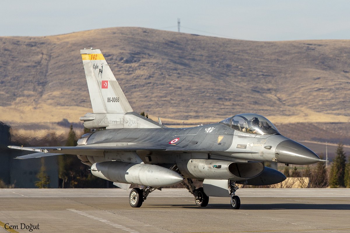 #FalconFriday

Türk Hava Kuvvetleri'nin ilk F-16'sı (86-0066), 36 yıldır görevinin başında.

📸:@DogutCem
