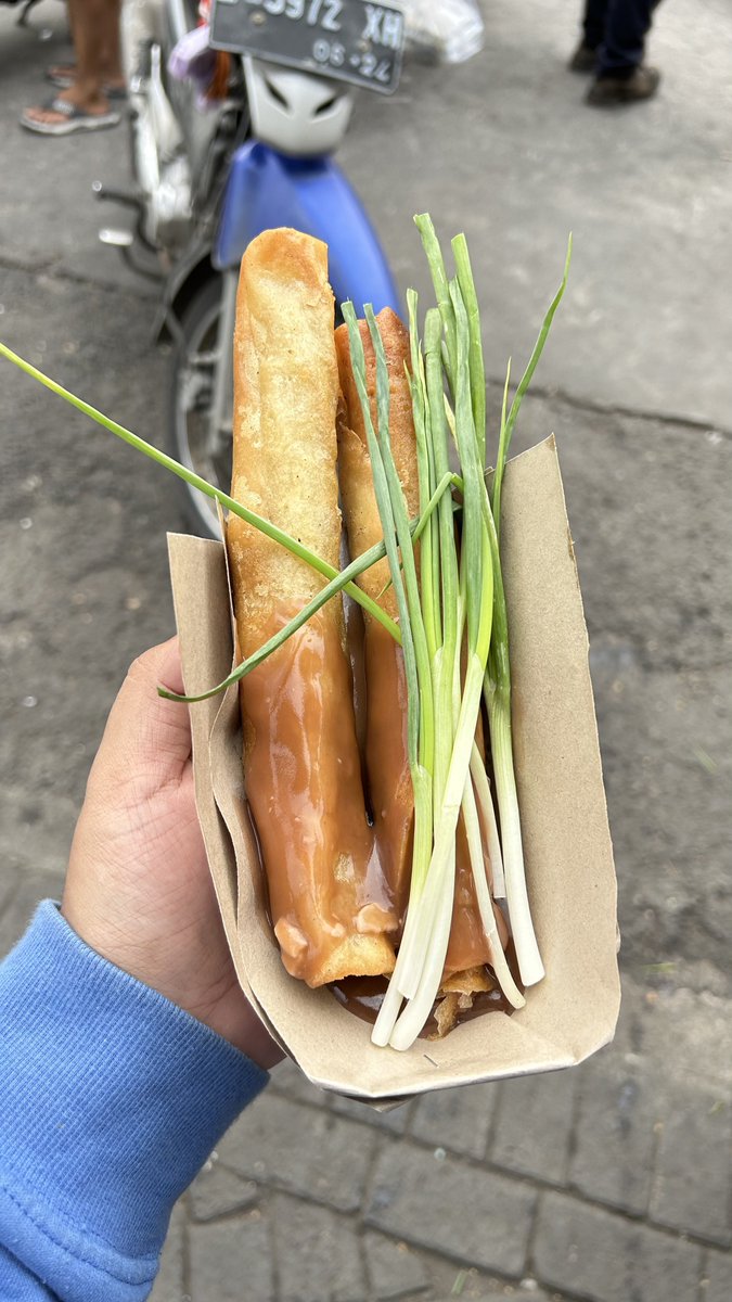 kemarin ke surabaya buat nyobain lumpia viral satu ini.

awal makan langsung kepikiran kalo ada yg jual lumpia dengan sistem kaya gini di jember, pasti laris manis juga.

bayangin aja modal 5rb, dapet 2 lumpia yang pasti bikin kenyang. bebas ambil saos, daun bawang dan air minum