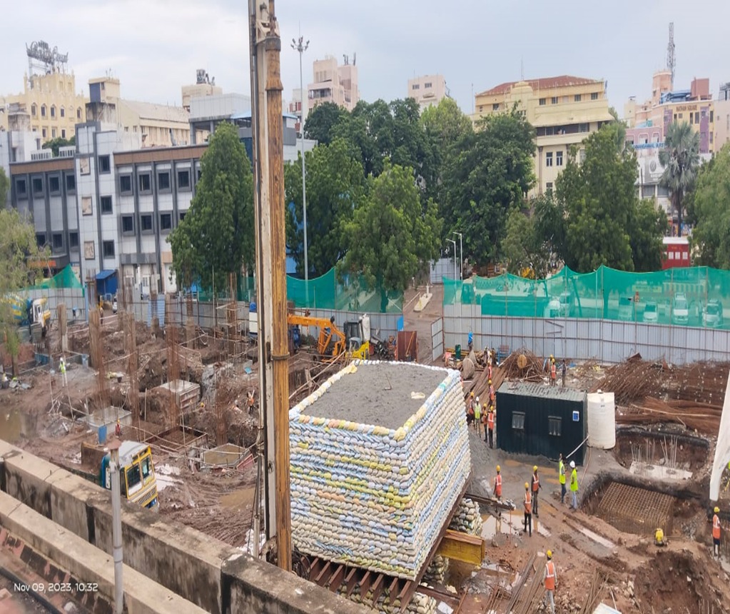 Moving at full tilt, the redevelopment work at Madurai Jn., Tamil Nadu, is gaining momentum with roof and ground slab shuttering work in progress and removal of the existing platform shelter. Upon completion, the station will be equipped with passenger amenities.