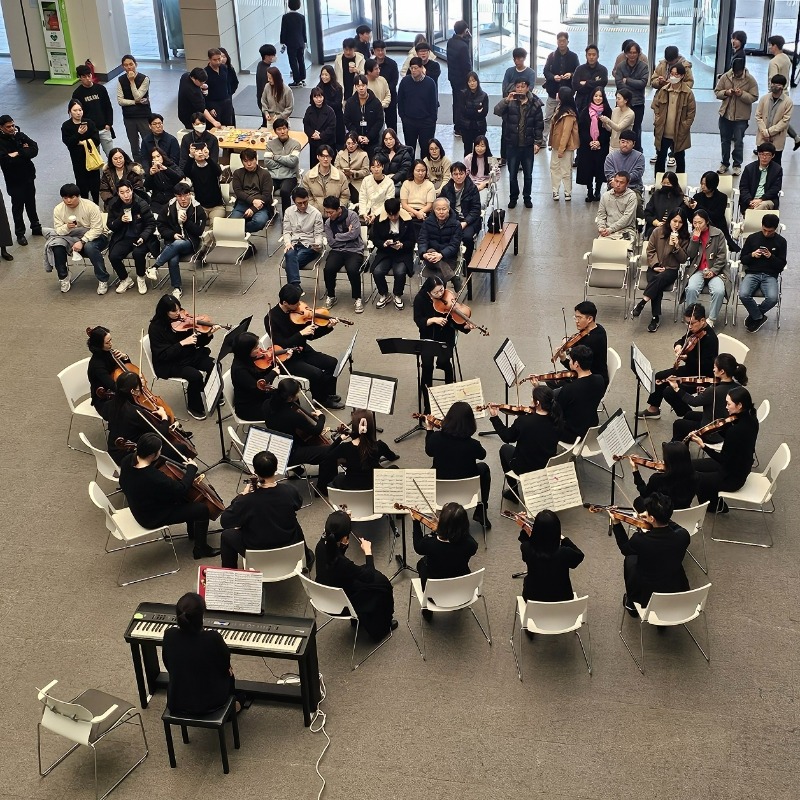 samsungresearch's tweet photo. [Campus-Event] 🎻🎹 Year-end lunch-hour concert by our in-house string ensemble, Samsung Seoul R&amp;D String Ensemble #SASSE, with Cavalleria Rusticana, Carols, and more.🎵🎶

#EmployeeEvent #TalentDonation
#EmployeeTalentDonation #SamsungResearch https://t.co/3uqCXyrzAW