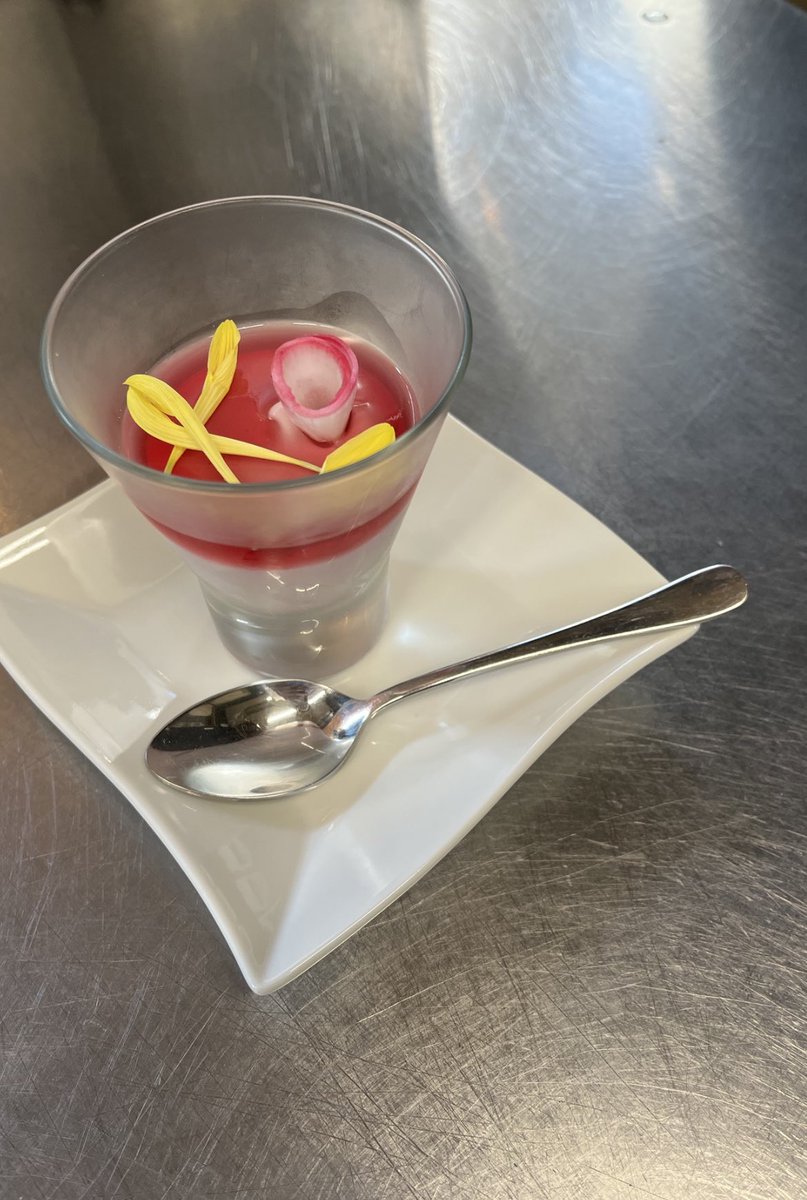 アミューズが新しくなりました！
この時期しかない！
羽生産赤カブのムース！
こーんなに綺麗な赤カブ♥️
赤カブのみの甘さと素材の綺麗さをぎゅっと詰め込んだムース！
皆様ぜひ～🌹