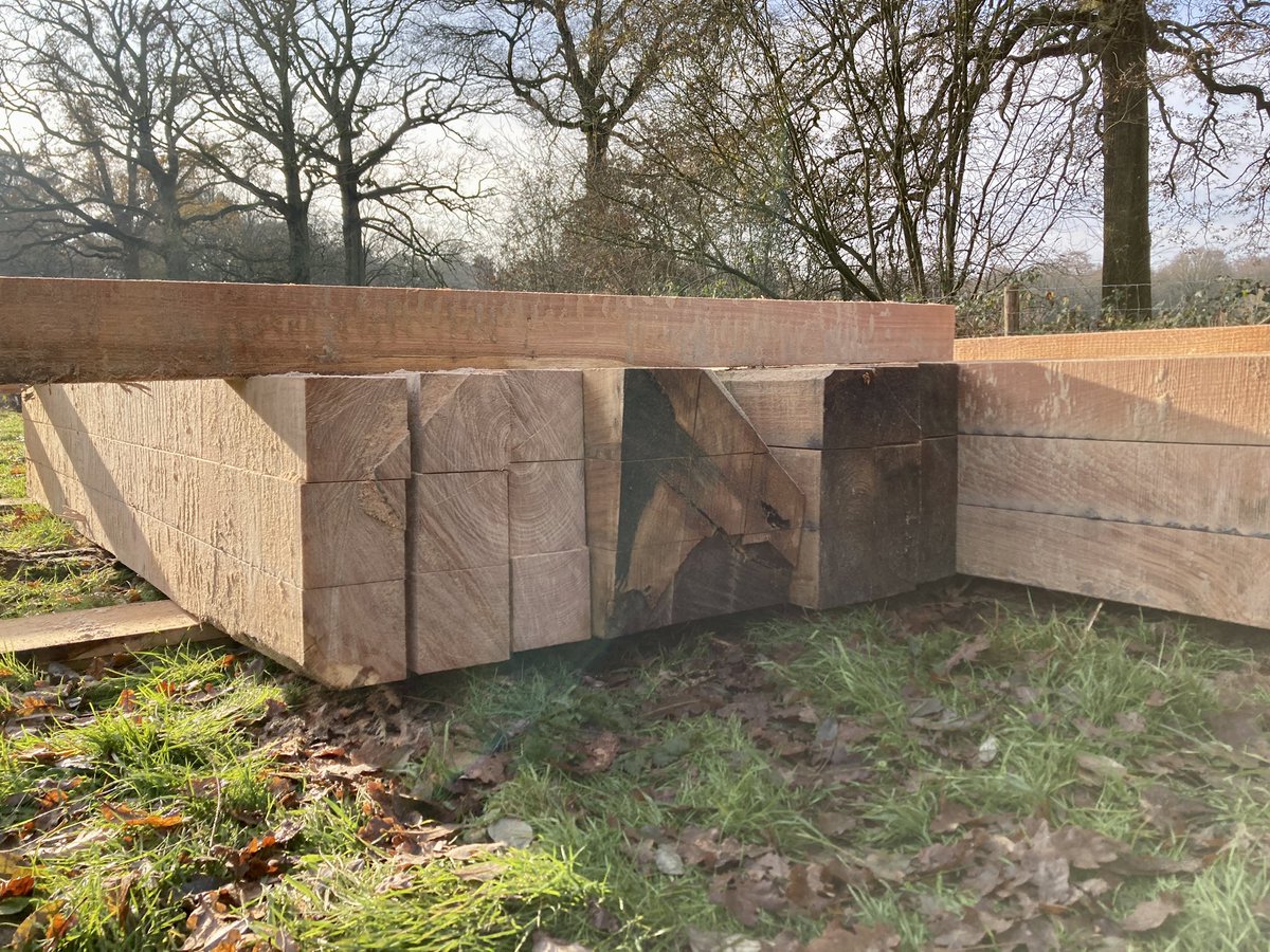 Van boom naar gebruikshout in een paar stappen! Hout uit eigen woud is de afgelopen dagen op de #Pannenhoef verzaagd door de Plankenman. Zo kunnen wij weer een paar jaar hekwerk, banken en tafels maken.